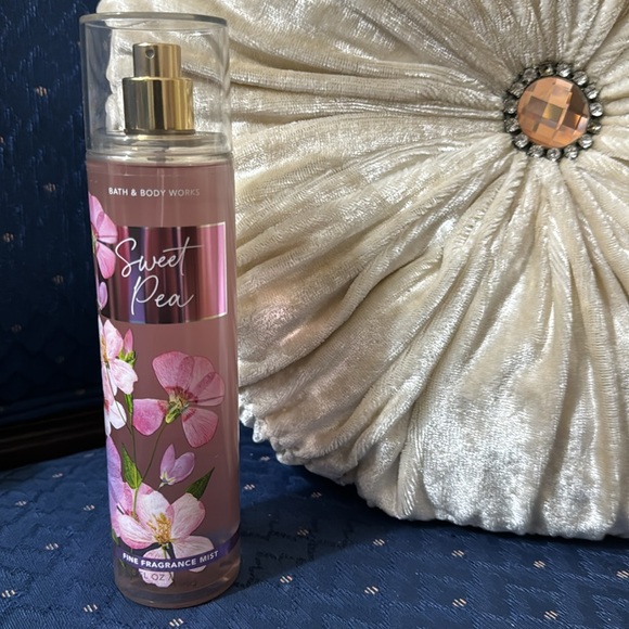 BATH & BODY WORKS SET. . . SWEET PEA SCENT - Picture 3 of 6